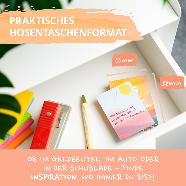 Achtsamkeitskarten von AMARI in einer Schublade – im praktischen Hosentaschenformat 63mmx88mm für Inspiration in jedem Moment.