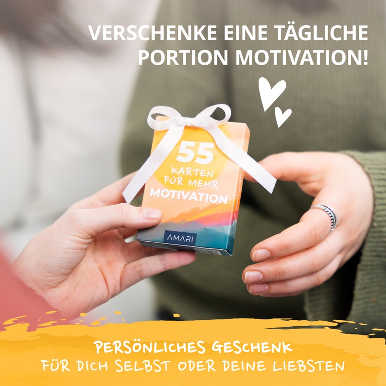 Eine Frau überreicht einer anderen das AMARI Achtsamkeitskarten-Set, liebevoll mit einer Schleife verziert – das ideale Geschenk für Motivation und Selbstliebe.