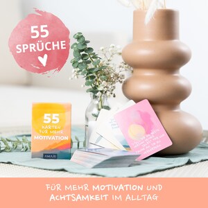 AMARI Achtsamkeitskarten und ihre Verpackung auf einem Tisch – 55 Sprüche bieten täglich neue Motivation und fördern Achtsamkeit im Alltag.