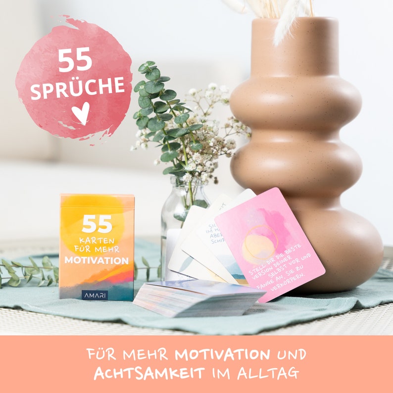 AMARI Achtsamkeitskarten und ihre Verpackung auf einem Tisch – 55 Sprüche bieten täglich neue Motivation und fördern Achtsamkeit im Alltag.