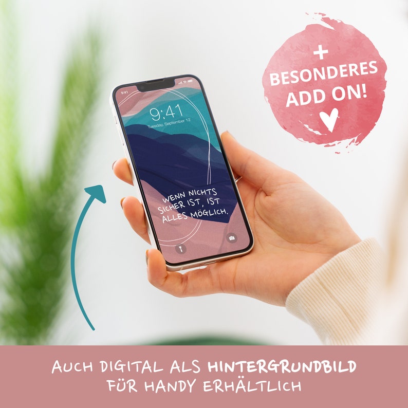 Person zeigt ein Handy mit einem Hintergrundbild der AMARI Achtsamkeitskarten – erlebe tägliche Inspiration auch digital auf deinem Smartphone.