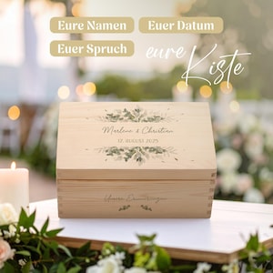 AMARI Erinnerungskiste Hochzeit Pflanzenwelt von vorn mit Deckel- und Frontdruck, dazu die Hinweise „Eure Namen“, „Euer Datum“ und „Euer Spruch“.
