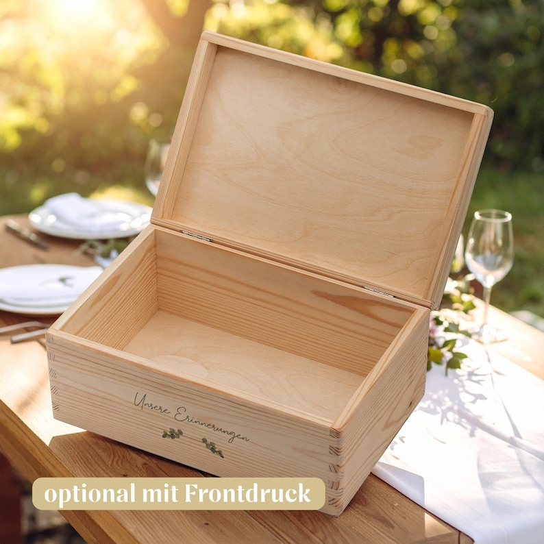AMARI Erinnerungskiste Hochzeit Pflanzenwelt: geöffnete Holzkiste mit Klappdeckel und bedruckter Vorderseite, Hinweis „optional mit Frontdruck“.