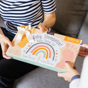 Set di timbri AMARI® Set per impronte di mani e impronte di bambini, comprensivo di 2 tamponi di inchiostro e 4 schede di stampa