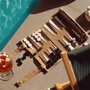 AMARI ® Reise Backgammon - Rollbares Backgammon für Reisen und Unterwegs – Back Gammon - Hochwertiges Spiel aus Leder