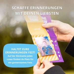 AMARI Los für Kinder in einer Hand, Rückseite bietet Platz für gemeinsame Fotos – schaffe und bewahre Erinnerungen.