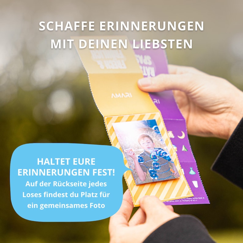 AMARI Los für Kinder in einer Hand, Rückseite bietet Platz für gemeinsame Fotos – schaffe und bewahre Erinnerungen.