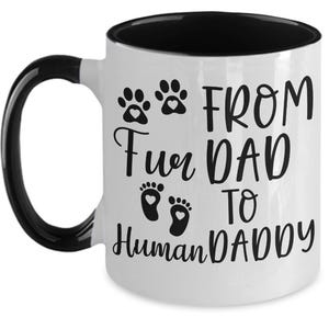 Pode incluir: Caneca de café de cerâmica branca com interior e alça pretos. A caneca tem um design de pegada de pata preta com o texto "From Fur Dad to Human Daddy".