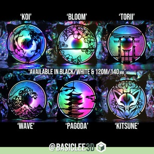 Puede incluir: Seis ventiladores de ordenador en blanco y negro con varios diseños de inspiración japonesa, incluyendo peces koi, flores de cerezo, una puerta torii, una ola, una pagoda y un zorro. Cada ventilador tiene un diseño circular con iluminación LED colorida. El texto en la imagen dice: 'AVAILABLE IN BLACK/WHITE & 120M/140 mm'.