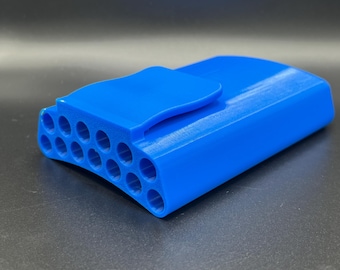 Peut inclure: Une boîte de rangement en plastique bleu avec un couvercle à charnière et de multiples ouvertures circulaires. La boîte est conçue pour contenir et organiser de petits objets.