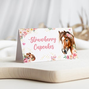 Etiqueta editável para comida de aniversário de cowgirl, cartões de tenda de aniversário de cavalo, cartões de mesa de festa de cavalo cowgirl floral, cartões de tenda de comida de aniversário de cavalo