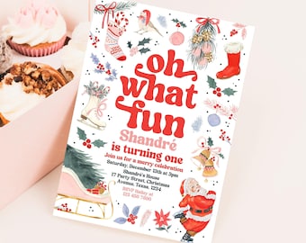 Puede incluir: Una invitación con temática navideña con un esquema de color rojo y blanco. La invitación presenta una ilustración de Papá Noel, un trineo y un árbol de Navidad. El texto de la invitación dice "oh what fun Shandré is turning one".