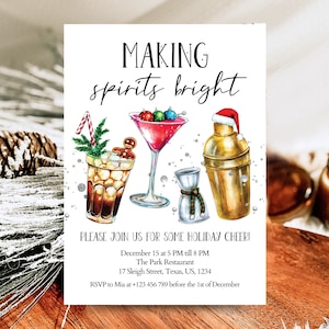 Puede incluir: Una invitación a una fiesta de Navidad con una ilustración festiva de cócteles y una coctelera. El texto dice "Making spirits bright" e incluye detalles sobre el evento, como la fecha, la hora, la ubicación y la información de RSVP.