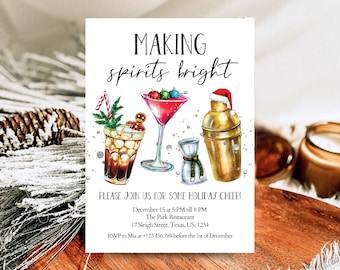 Può includere: Un invito a una festa di Natale con un'illustrazione festosa di cocktail e uno shaker. Il testo recita "Making spirits bright" e include i dettagli dell'evento, tra cui la data, l'ora, il luogo e le informazioni RSVP.