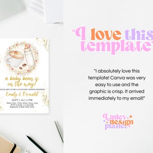 K&ouml;nnte beinhalten: Eine Babyparty-Einladung mit einer Illustration einer Kaffeetasse und einer Babyflasche. Der Text lautet "a baby bean is on the way!" und enth&auml;lt die Namen "Emily & Ronald".