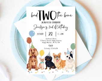 Puede incluir: Una invitación de cumpleaños para una fiesta con temática de perros. La invitación presenta una ilustración de dibujos animados de cinco perros con sombreros de fiesta y sosteniendo globos. El texto de la invitación dice "bad TWO the bone" y "Jackson's 2nd Birthday".