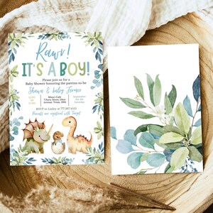 K&ouml;nnte beinhalten: Eine Babyparty-Einladung mit einem blauen, gr&uuml;nen und wei&szlig;en Aquarellhintergrund. Die Einladung zeigt einen Cartoon-Dinosaurier und den Text "Rawr! Es ist ein Junge!" Bitte schlie&szlig;en Sie sich uns zu einer Babyparty an, die die werdenden Eltern Shawn & Kaley Fermor ehrt. Mina's Cafe, 7 Party Street, Dino Avenue, Texas, 1524. Samstag, 18. September. Bitte melden Sie sich bei Linley unter 777.367.4555 an. Geschenke sind bei Target registriert.