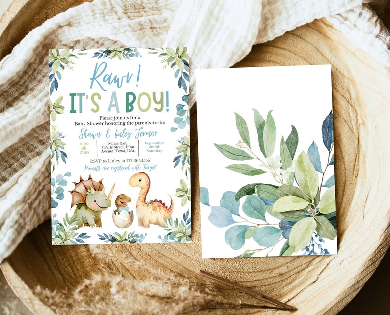 K&ouml;nnte beinhalten: Eine Babyparty-Einladung mit einem blauen, gr&uuml;nen und wei&szlig;en Aquarellhintergrund. Die Einladung zeigt einen Cartoon-Dinosaurier und den Text "Rawr! Es ist ein Junge!" Bitte schlie&szlig;en Sie sich uns zu einer Babyparty an, die die werdenden Eltern Shawn & Kaley Fermor ehrt. Mina's Cafe, 7 Party Street, Dino Avenue, Texas, 1524. Samstag, 18. September. Bitte melden Sie sich bei Linley unter 777.367.4555 an. Geschenke sind bei Target registriert.