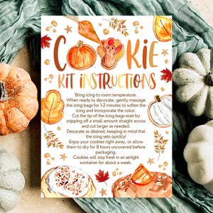 Può includere: Istruzioni per un kit di decorazione di biscotti per il Ringraziamento. Il kit include biscotti a forma di tacchino, zucche e foglie. Le istruzioni includono suggerimenti per decorare i biscotti con la glassa.