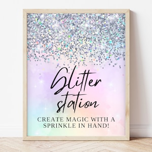 以下が含まれることがあります： キラキラした背景に「Glitter Station」という黒い筆記体で書かれたテキストが書かれた印刷可能なサイン。下のテキストは「Create magic with a sprinkle in hand!」です。