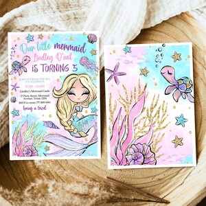 Pode incluir: Um convite de anivers&aacute;rio com tema de sereia com uma sereia de desenho animado com cabelo longo e loiro e uma cauda roxa. O convite tem um fundo de aquarela rosa e azul com detalhes de glitter dourado. O texto do convite diz "Nossa pequena sereia Lindley O'neil est&aacute; fazendo 5 anos".