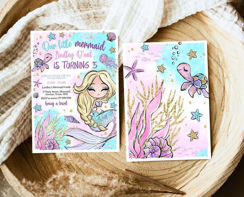 Pode incluir: Um convite de anivers&aacute;rio com tema de sereia com uma sereia de desenho animado com cabelo longo e loiro e uma cauda roxa. O convite tem um fundo de aquarela rosa e azul com detalhes de glitter dourado. O texto do convite diz "Nossa pequena sereia Lindley O'neil est&aacute; fazendo 5 anos".