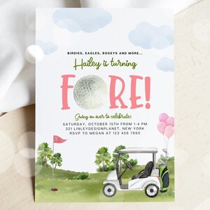 Puede incluir: Una invitaci&oacute;n a una fiesta de cumplea&ntilde;os con tem&aacute;tica de golf con un carrito de golf blanco, una pelota de golf y globos rosas. La invitaci&oacute;n dice "Hailey est&aacute; cumpliendo FORE!" e incluye la fecha, la hora y el lugar de la fiesta.
