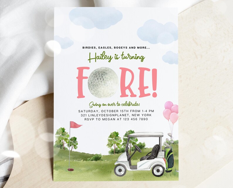 Puede incluir: Una invitaci&oacute;n a una fiesta de cumplea&ntilde;os con tem&aacute;tica de golf con un carrito de golf blanco, una pelota de golf y globos rosas. La invitaci&oacute;n dice "Hailey est&aacute; cumpliendo FORE!" e incluye la fecha, la hora y el lugar de la fiesta.