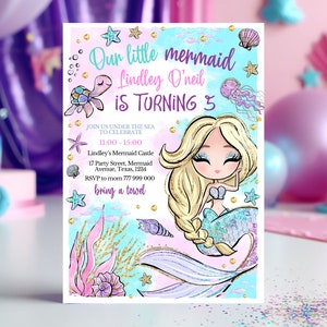 Pode incluir: Um convite para uma festa de anivers&aacute;rio com tema de sereia com uma sereia de desenho animado com cabelo longo e loiro e uma cauda brilhante. O convite &eacute; decorado com conchas, estrelas do mar e uma tartaruga. O texto no convite diz "Nossa pequena sereia Lindley O'neil est&aacute; fazendo 5 anos".