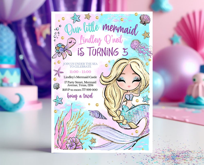 Pode incluir: Um convite para uma festa de anivers&aacute;rio com tema de sereia com uma sereia de desenho animado com cabelo longo e loiro e uma cauda brilhante. O convite &eacute; decorado com conchas, estrelas do mar e uma tartaruga. O texto no convite diz "Nossa pequena sereia Lindley O'neil est&aacute; fazendo 5 anos".