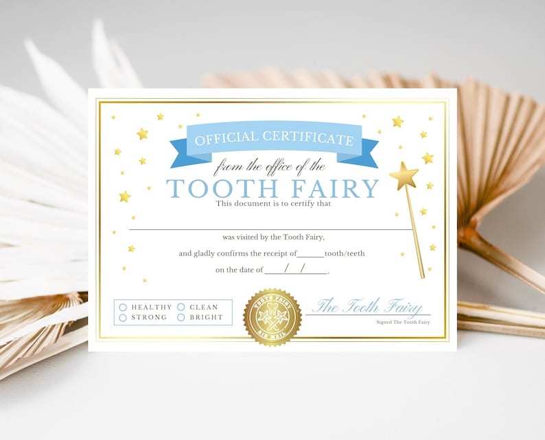 Puede incluir: Un certificado de la Hada de los Dientes, con una cinta azul y estrellas dor&eacute;es, que indica que el hada de los dientes visit&oacute; y recibi&oacute; un diente. El certificado tiene casillas de verificaci&oacute;n para sano, fuerte, limpio y brillante.
