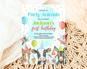 Puede incluir: Una invitación azul y blanca con confeti de colores y un fondo de acuarela. La invitación dice "Calling all Party Animals" y "Join us to celebrate Jackson's first birthday". La invitación también incluye la fecha, la hora y la ubicación de la fiesta. La invitación presenta una variedad de animales de granja, incluyendo un caballo, una vaca, un cerdo, un burro y un ratón.