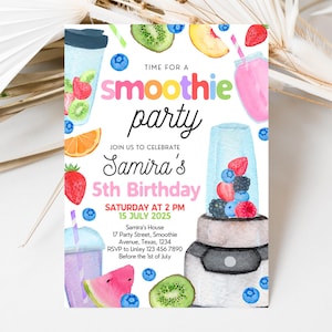 Könnte beinhalten: Eine farbenfrohe Einladung zu einer Smoothie-Party zur Feier des 5. Geburtstags von Samira. Die Einladung zeigt einen Mixer mit Obst und einen Smoothie in einem Glas. Der Text lautet "Time for a smoothie party" und "Join us to celebrate Samira's 5th Birthday".