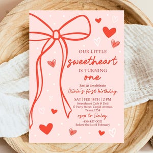 Convite de aniversário de namorado editável, aniversário de dia dos namorados com corações rosa para meninas, laço de coquete desenhado à mão Doodle Evite, download instantâneo, VDC10