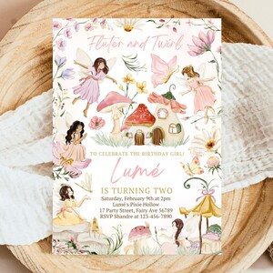 Może przedstawiać: Fantazyjna karta zaproszenia z akwarelową ilustracją wróżek, grzybów i małego domku. Tekst brzmi "Flutter and Twirl" i "W celu uczczenia urodzin dziewczynki! Lumé kończy dwa lata".