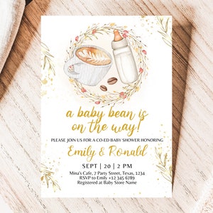 K&ouml;nnte beinhalten: Eine Babyparty-Einladung mit einer Aquarell-Illustration einer Tasse Kaffee und einer Babyflasche, umgeben von einem Kranz aus Bl&auml;ttern und Blumen. Der Text lautet "a baby bean is on the way!" und enth&auml;lt die Namen "Emily & Ronald", das Datum "SEPT | 20 | 2 PM", den Ort "Mina's Cafe, 7 Party Street, Texas, 1234" und die RSVP-Informationen "RSVP to Emily +12 345 6789".