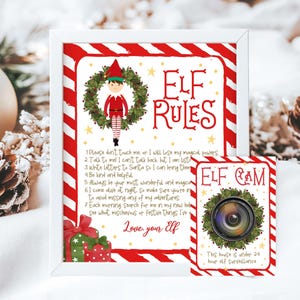 以下が含まれることがあります： 赤と白のストライプの印刷可能なエルフ・オン・ザ・シェルフのサイン。サインには、赤い帽子をかぶった緑のリースのエルフが描かれています。サインには「エルフのルール」と書かれており、エルフのためのルールのリストが含まれています。カメラのアイコンが付いた小さなサインには「エルフ・カム」と書かれており、「この家は24時間エルフの監視下にあります」と書いてあります。