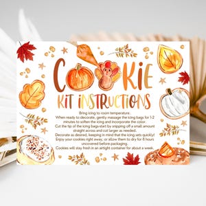Puede incluir: Una tarjeta de instrucciones imprimible para un kit de decoración de galletas con temática otoñal. La tarjeta presenta una ilustración de acuarela de galletas, calabazas y hojas. El texto en la tarjeta dice "Cookie Kit Instructions".