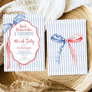 Peut inclure: Deux invitations avec un fond &agrave; rayures bleues et blanches. L'une contient le texte "food, fireworks & FRIENDS" et "4th of July". Les deux ont des rubans rouges, blancs et bleus, parfaits pour une f&ecirc;te patriotique.
