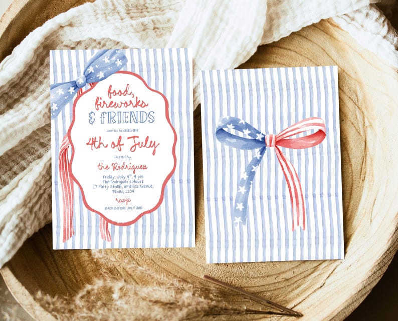 Peut inclure: Deux invitations avec un fond &agrave; rayures bleues et blanches. L'une contient le texte "food, fireworks & FRIENDS" et "4th of July". Les deux ont des rubans rouges, blancs et bleus, parfaits pour une f&ecirc;te patriotique.
