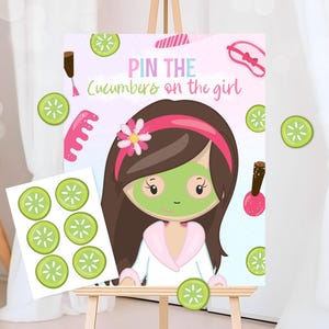 Może przedstawiać: Gra na imprezę o tematyce spa z dziewczynką z kreskówek w masce na twarz. Na znaku widnieje napis "Pin the cucumbers on the girl". Zawiera naklejki z ogórkami, lakier do paznokci i grzebień. Tło jest jasnoniebieskie i różowe.