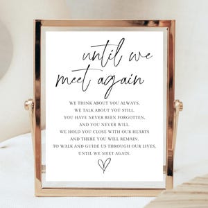 Puede incluir: Una impresión enmarcada con el texto "until we meet again" y un poema sobre recordar a alguien que ha fallecido. El poema dice: "We think about you always, we talk about you still. You have never been forgotten, and you never will. We hold you close with our hearts and there you will remain. To walk and guide us through our lives, until we meet again." Un símbolo de corazón se encuentra en la parte inferior del poema.