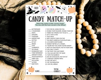 Könnte beinhalten: Eine druckbare Halloween-Spielkarte mit einer Liste von Süßigkeitennamen und ihren entsprechenden Slogans. Die Karte zeigt einen Hexenhut, ein Gespenst und einen Kürbis.