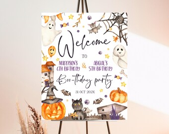 Op de afbeelding: Een welkomstbord voor een Halloween-feest met aquarel illustraties. Het bord toont een pompoen met een heksenhoed, een zwarte kat, geesten, vleermuizen en de tekst "Welcome to Maddison's 6th Birthday & Abigial's 5th Birthday Boo-thday party 31 OCT 202X."