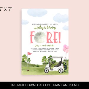 Puede incluir: Una invitaci&oacute;n de cumplea&ntilde;os con tem&aacute;tica de golf con un esquema de color rosa y verde. La invitaci&oacute;n presenta una bola de golf, un carrito de golf y el texto "Hailey is turning Fore!"