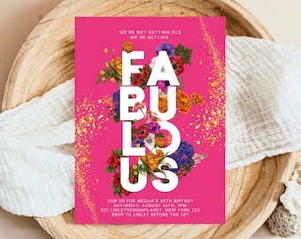 Puede incluir: Una invitación rosa con la palabra "FABULOUS" en letras blancas grandes, adornada con arreglos florales coloridos. La invitación incluye detalles del evento y el texto "WE'RE NOT GETTING OLD WE'RE GETTING".
