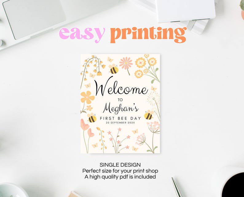 Op de afbeelding: Een printbaar welkomsbord met een bloemenontwerp en bijen. Het bord zegt "Welkom bij Meghan's First Bee Day 20 september 202X".