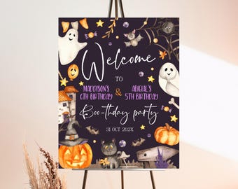 Op de afbeelding: Een Halloween-welkomstbord op een ezel. Het bord heeft een paarse achtergrond met illustraties van geesten, vleermuizen, pompoenen en een zwarte kat. Tekst luidt "Welcome to Maddison's 6th Birthday & Abigial's 5th Birthday Boo-thday party 31 Oct 202X."