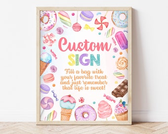 Könnte beinhalten: Ein druckbares Schild mit einem Süßigkeiten-Thema. Das Schild sagt "Custom Sign" und "Fülle einen Beutel mit deinem Lieblingssüßwaren und denk daran, dass das Leben süß ist!" Das Schild ist mit bunten Süßigkeiten, Donuts, Eisbechern und anderen Süßwaren verziert.