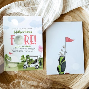 Puede incluir: Una invitaci&oacute;n de cumplea&ntilde;os con tem&aacute;tica de golf con un carrito de golf blanco, una pelota de golf y el texto "Hailey is turning FORE!" La invitaci&oacute;n est&aacute; decorada con globos rosas y hierba verde.
